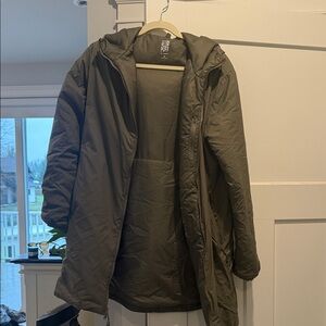 TNA medium Pillow Puff Olive Green Women’s Jacket